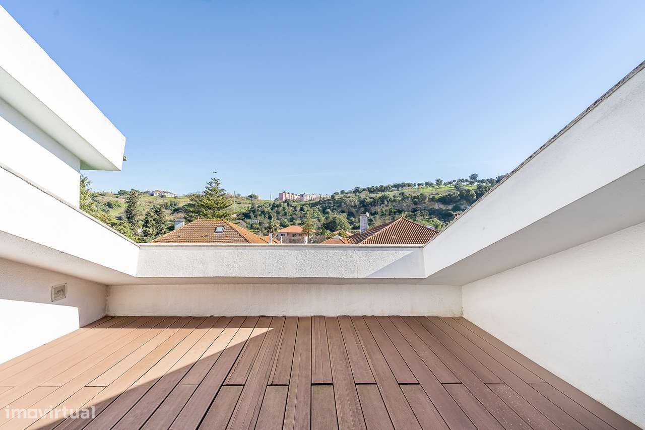 Moradia de Luxo T4 com Piscina e Jardim em Alvalade-48