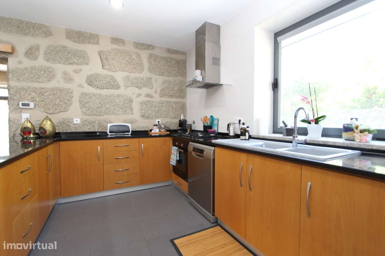 Moradia T4 em Granito Recuperada | Charme Histórico e Conforto Moderno - Grande imagem: 4/36