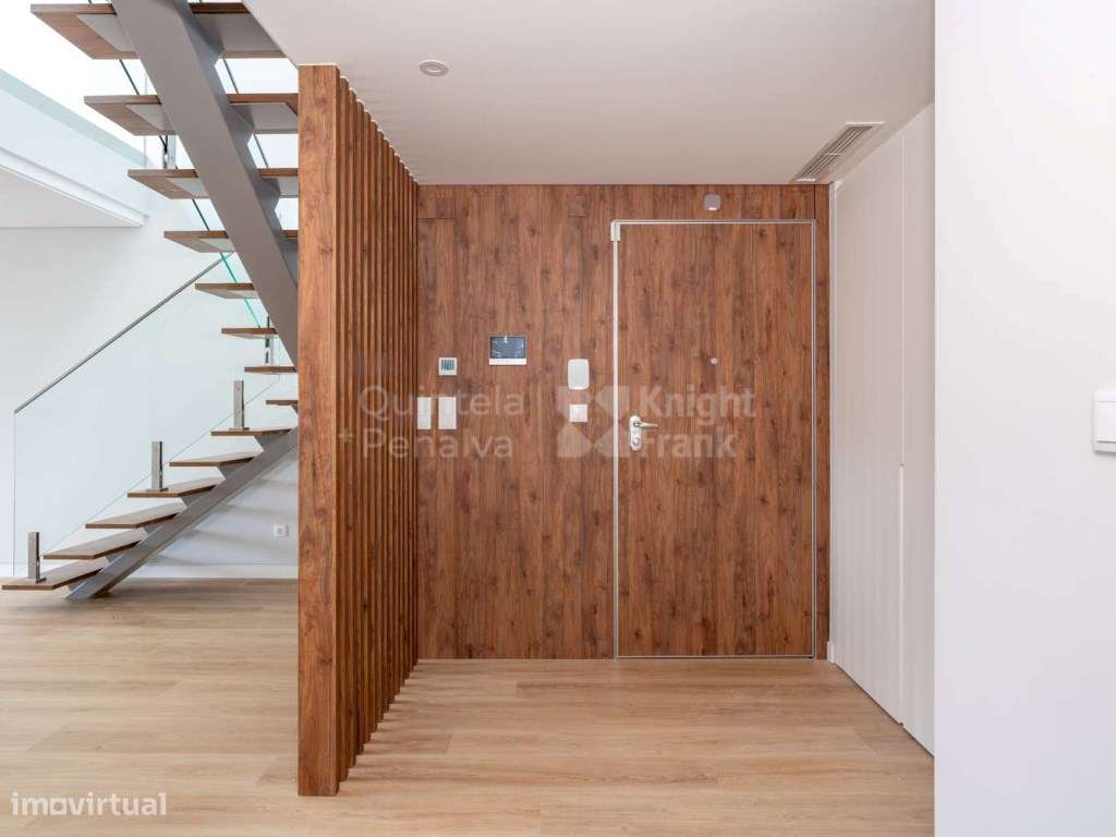 Apartamento T3+1 com duas varandas e estacionamento em Carcavelos - Grande imagem: 5/31