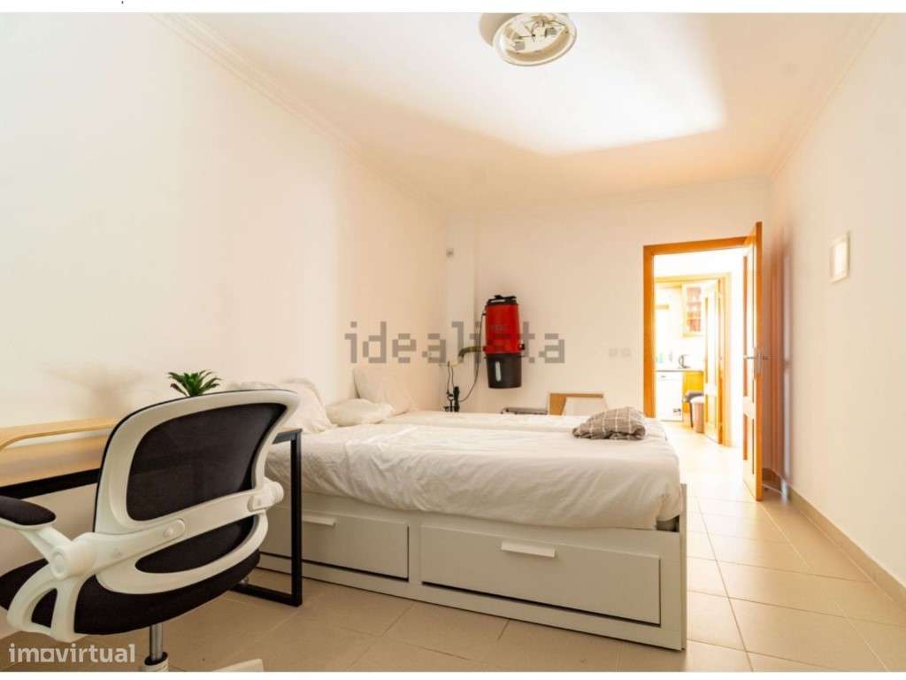 Moradia T4 com Piscina e Jardim nas margens da Lagoa-15
