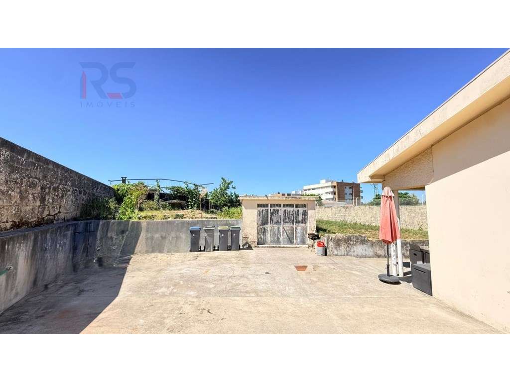 Moradia T3 Térrea no Castelo da Maia com Excelente Espaço Exterior-18