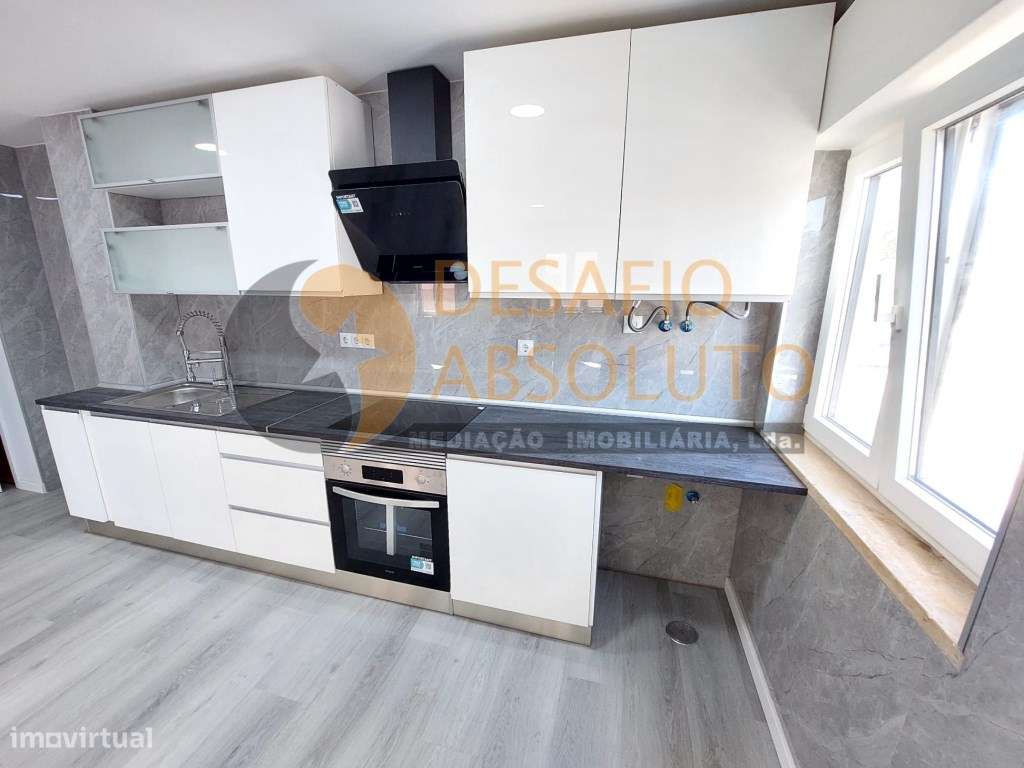 Apartamento T2 totalmente Remodelado c/ Arrecadação. Corroios-10