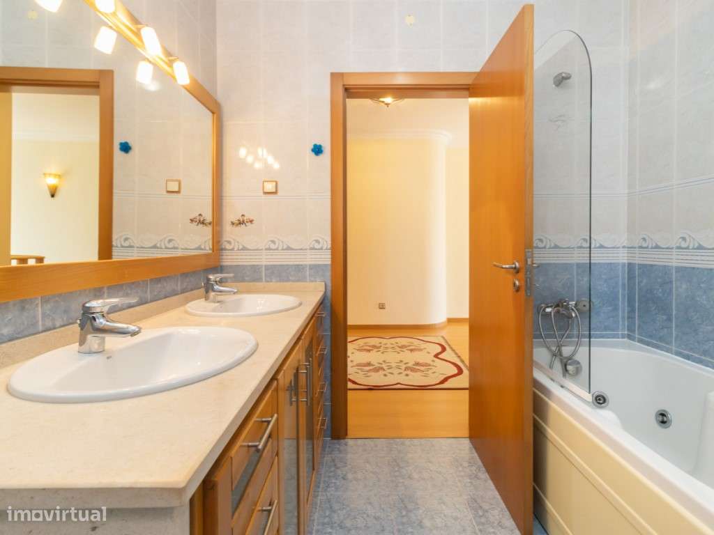 Moradia T4 de Prestígio com Áreas Amplas, Garagem para 2 Carros e C...-29