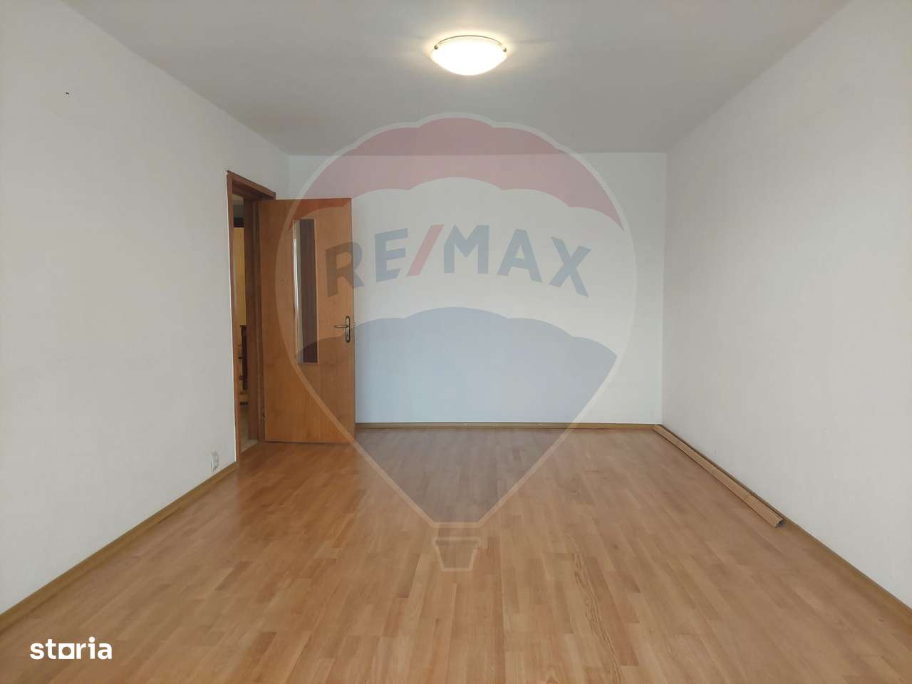Apartament cu 3 camere de vanzare-0