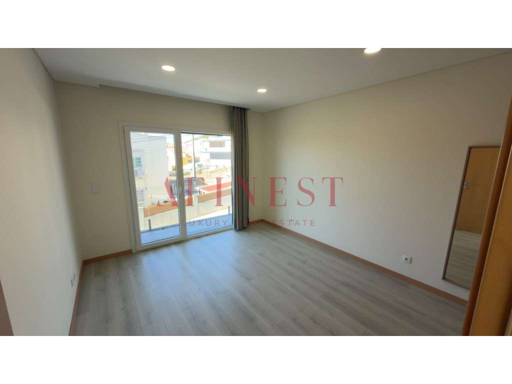 Moradia em Famões pensada para T4 | sala de 43 m² que dá 4.º quarto...-12