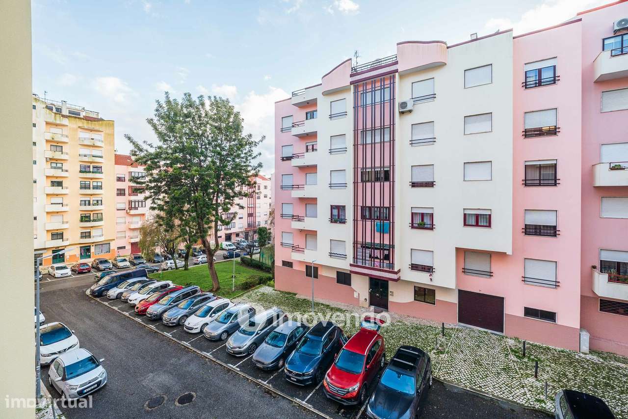 Apartamento T3, com estacionamento e arrecadação, na Ramada-23