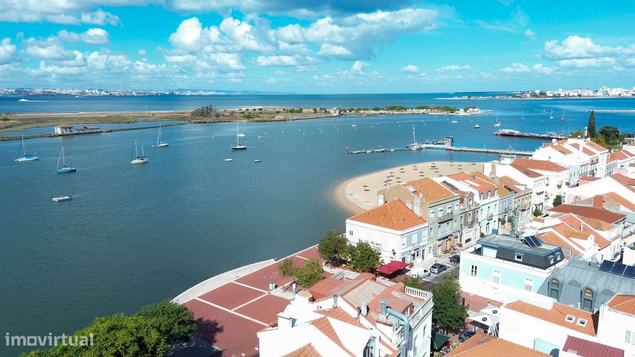 Prédio para recuperação na Zona histórica do Seixal, junto à zona ribe-11