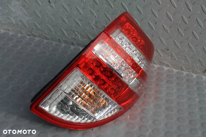 LAMPA PRAWA TYLNA PRAWY TYŁ TOYOTA RAV4 III LIFT 10-12 - 2