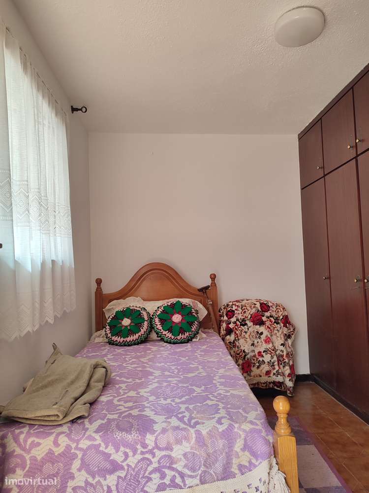 Moradia térrea com 4 frentes, garagem, anexos, jardim e bons acessos-40