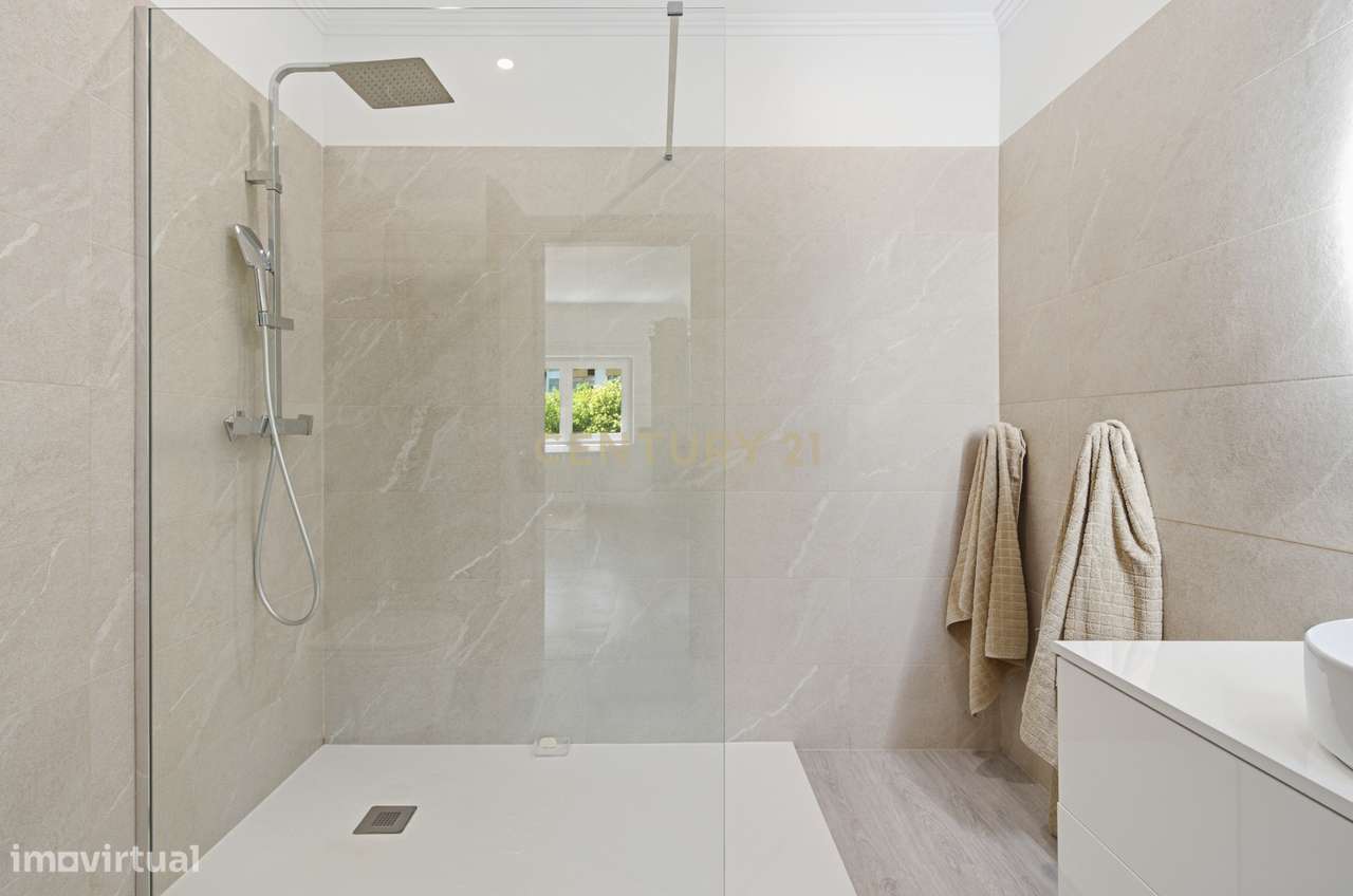 Elegante Apartamento T3 no Estoril com Box Fechada para 3 carros a pou-28