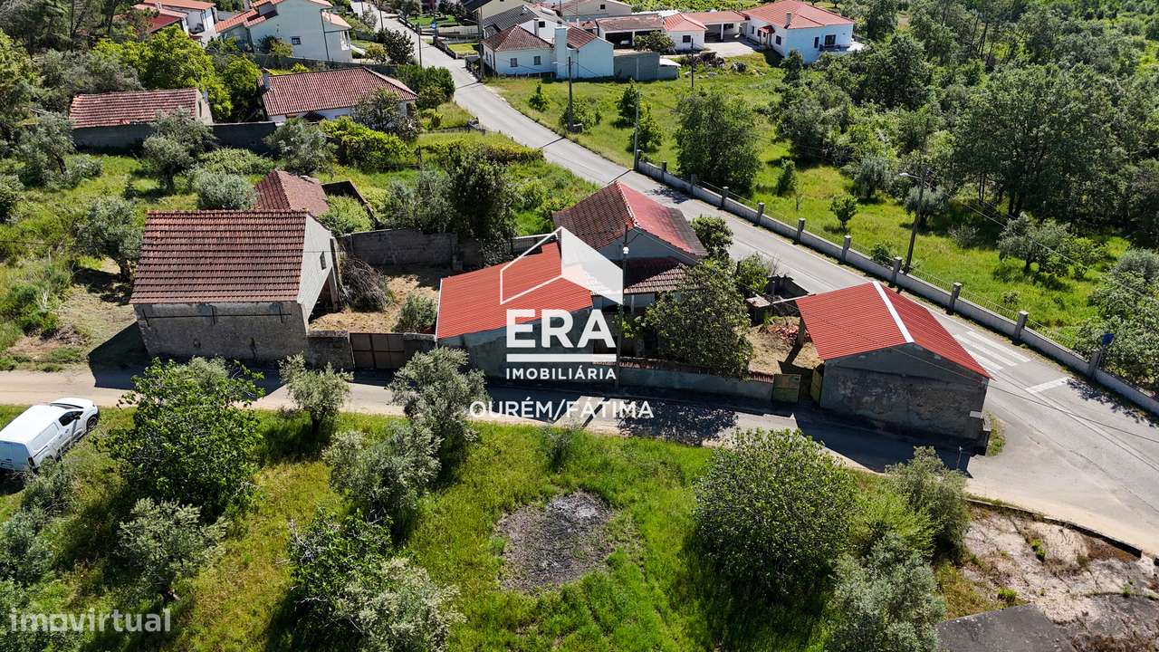 Moradia T2 com quintal localizada no Olival-24