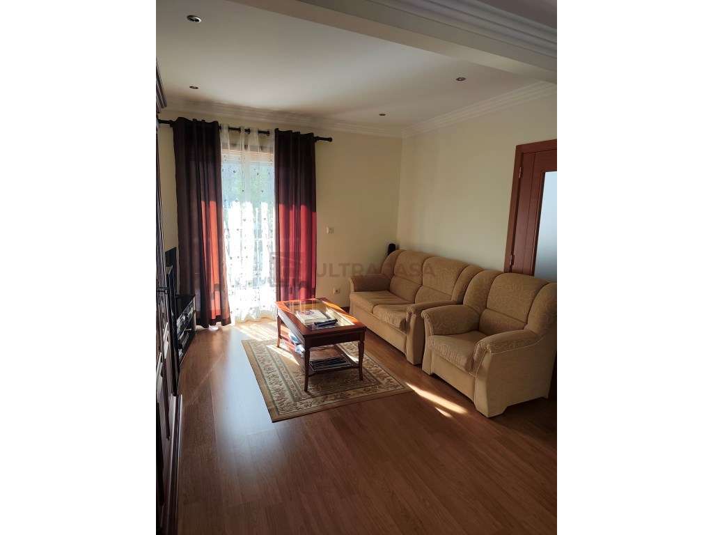 Vende-se Moradia V4 renovada com terraço, churrasqueira e horta a 5...-16