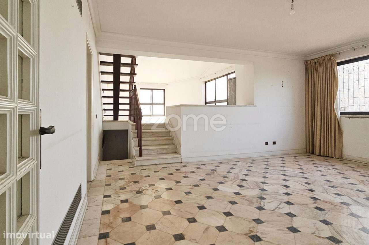 Moradia rara para Reabilitação – Vista Mar | São Pedro Estoril-7