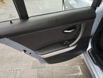 BMW Seria 3 318i Touring - 32