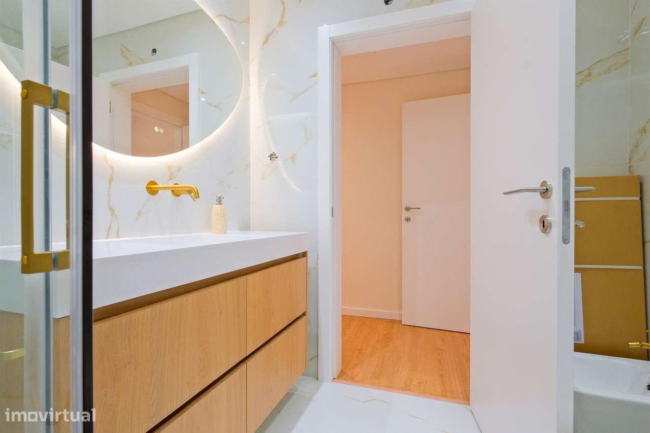 Apartamento T1 com garagem, totalmente remodelado, em condomínio com p-17