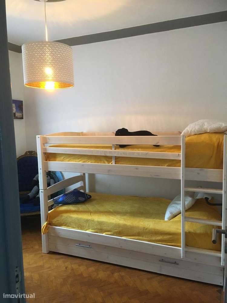 T2 Semi-Remodelado na Cova da Piedade - Excelente Localização!-9