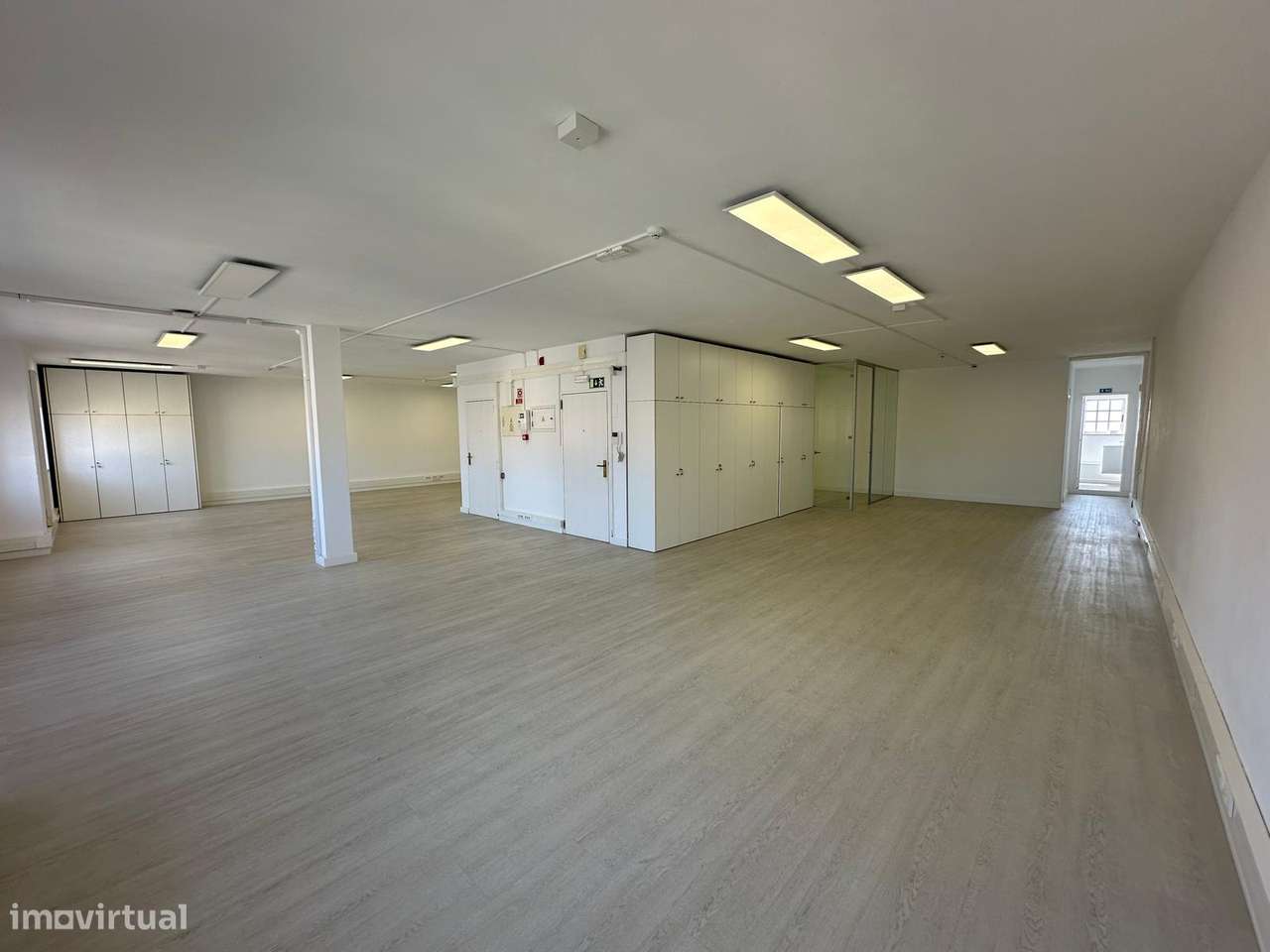 Escritório open space junto à sede do Governo na Av. João XXI - Grande imagem: 4/18