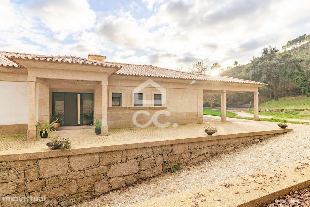 Moradia Térrea de Luxo com Cave | Conforto, Eficiência e Espaço Exteri-14