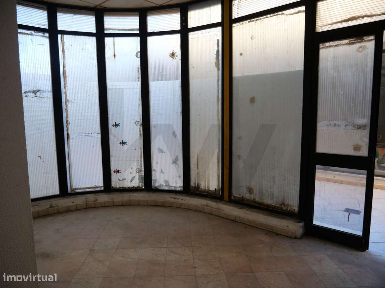 Loja para vender à entrada da Praia da Rocha em Portimão - Grande imagem: 4/17