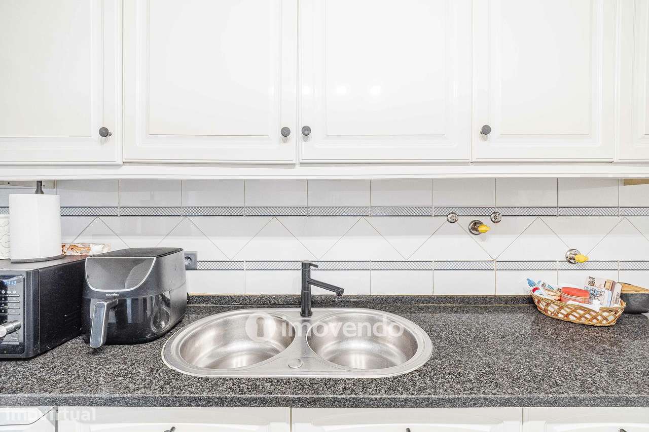 Apartamento T3, com estacionamento e arrecadação, na Ramada-5