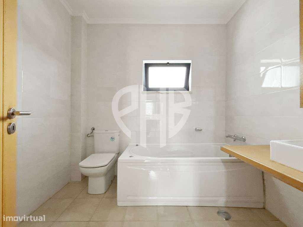 Exclusiva Moradia T5 de Arquitetura Contemporânea em Almada - Feijó-45