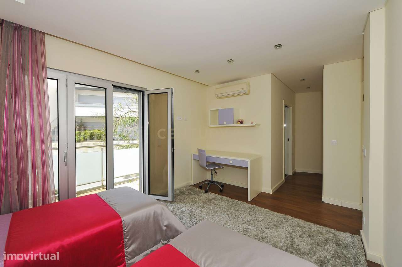 Moradia T3+1 Alto da Parede, em Condomínio Fechado com Vista Mar-25