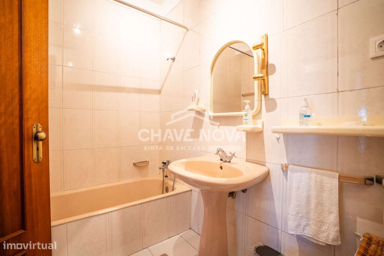 Apartamento T2  c/ Garagem, Varanda e Arrumos em Matosinhos-11