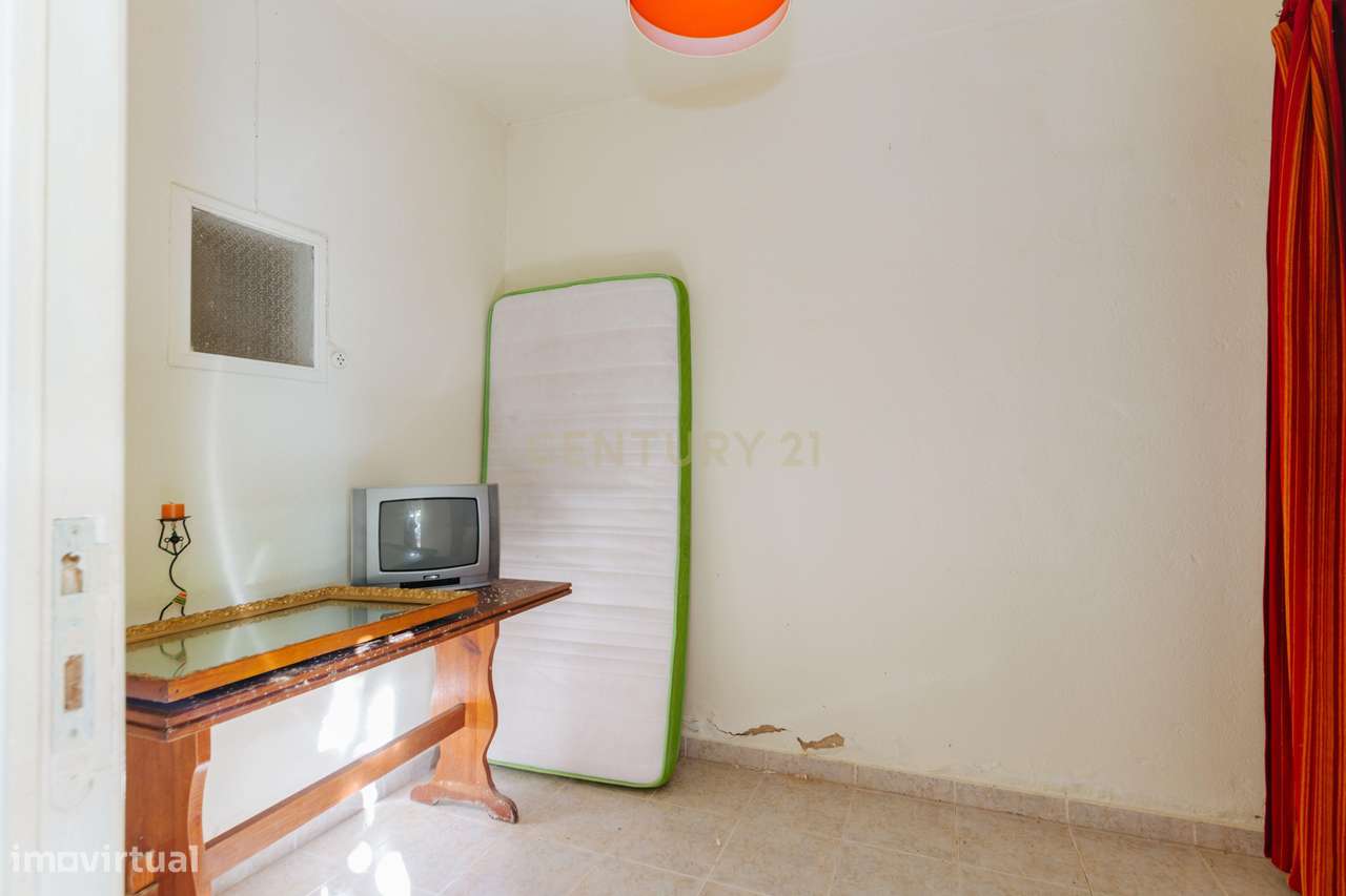 2 moradias para recuperar, com terreno, em Alverca.-18