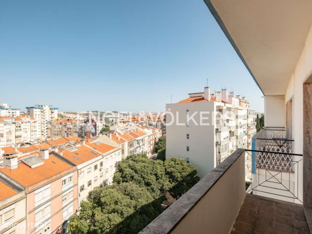 T2 em Benfica para Remodelação com Vista Panorâmica sobre Lisboa-21