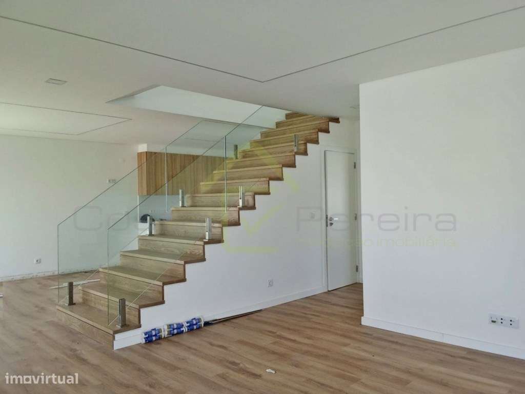 Moradia T4 Nova com garagem e logradouro-4