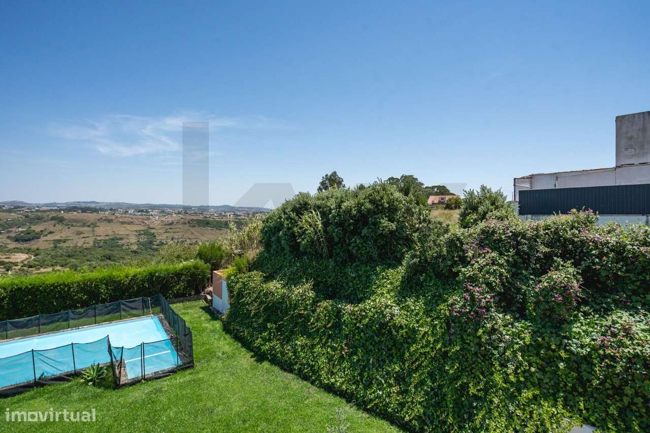 Fabulosa Moradia T4 com Piscina e Espaço Exterior-37