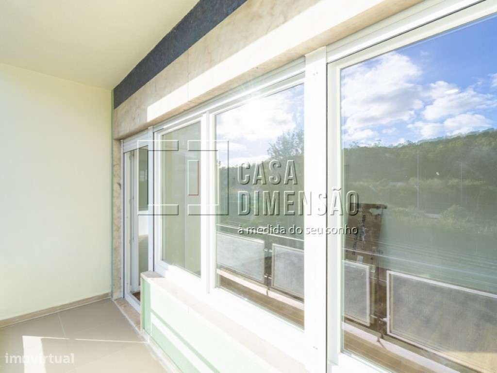 Apartamento de tipologia T3 com varanda, mobilado e equipado em Ben...-8