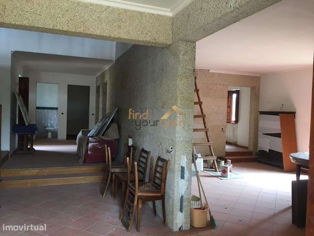 Espetacular moradia T9 de traça tradicional, com dois pisos, no coraçã-8