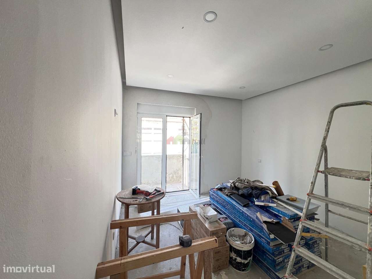 Apartamento T2 totalmente remodelado com varanda-5