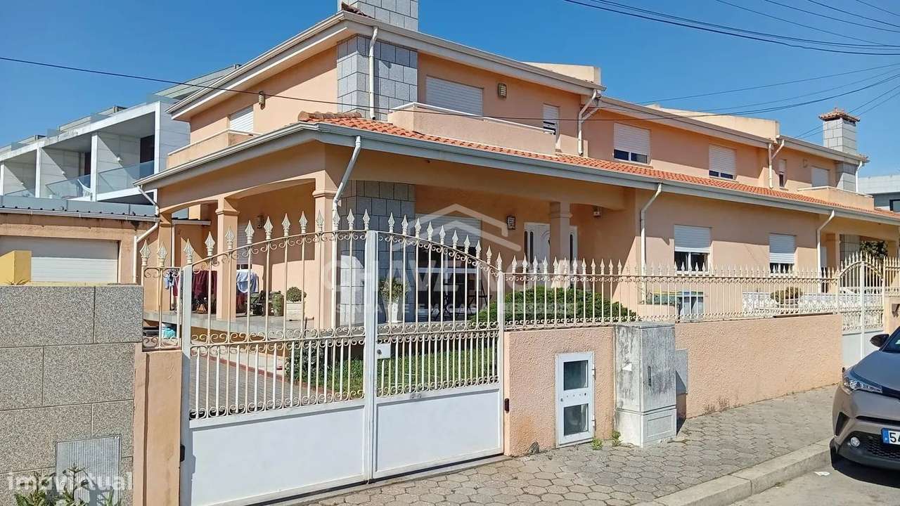 Moradia Geminada V4 A 300 Metros Da Praia Na Madalena