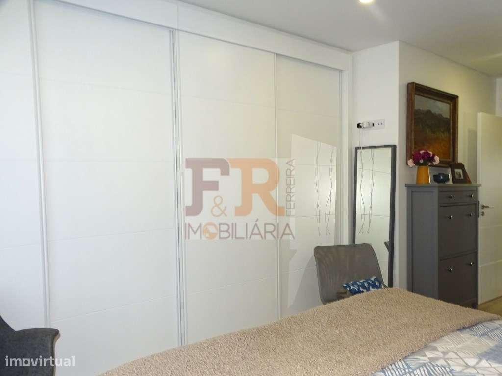Semi-Nova Geminada Duplex T3 com Piscina Fernão Ferro-31