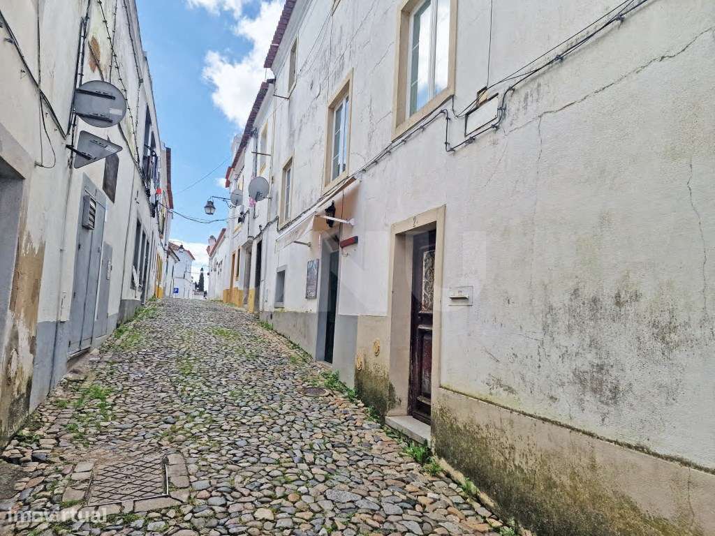 Moradia T2 Centro Histórico de Évora, com terraço-24