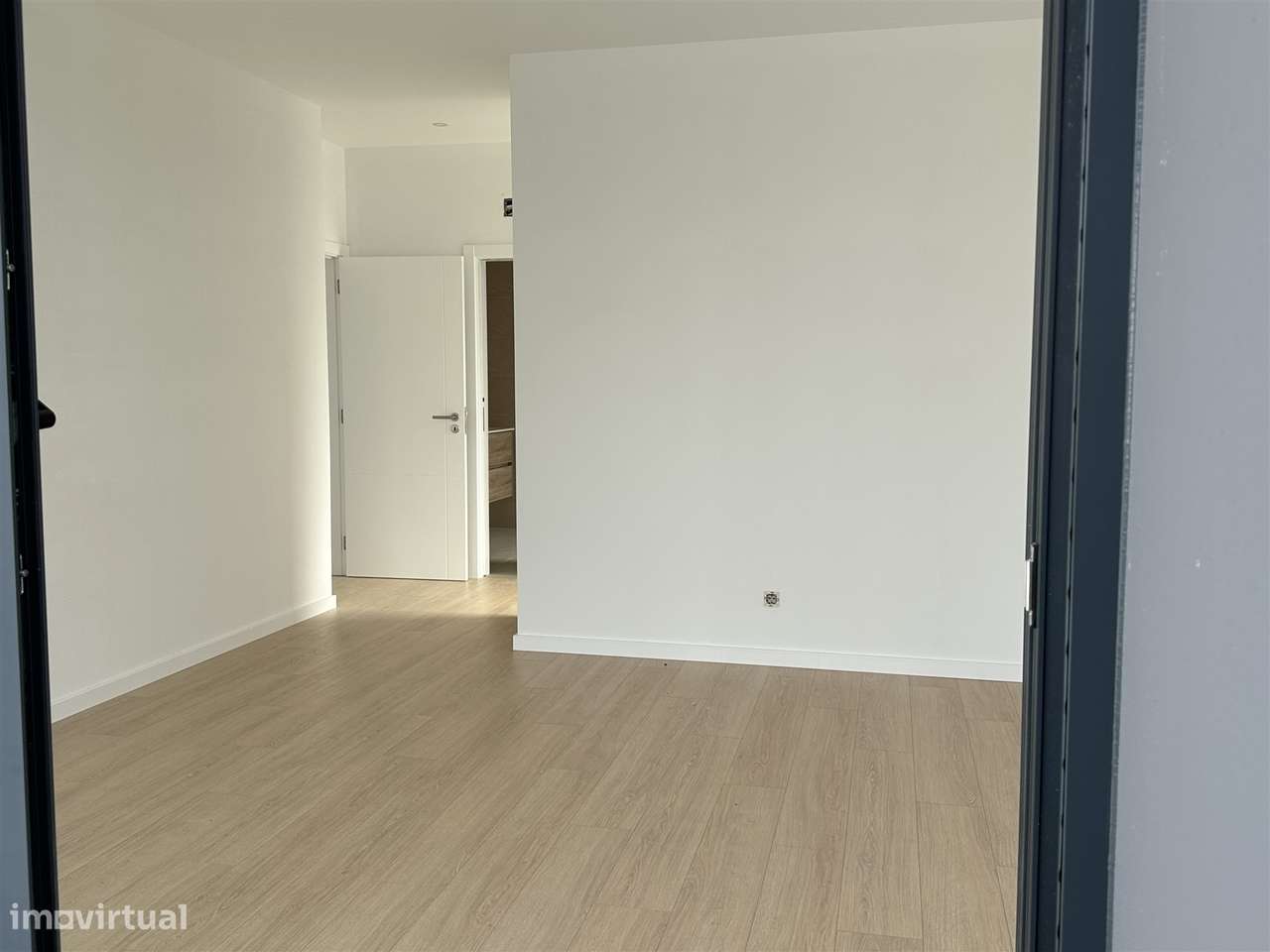 Moradia Unifamiliar de Luxo com Piscina e Jardim-35