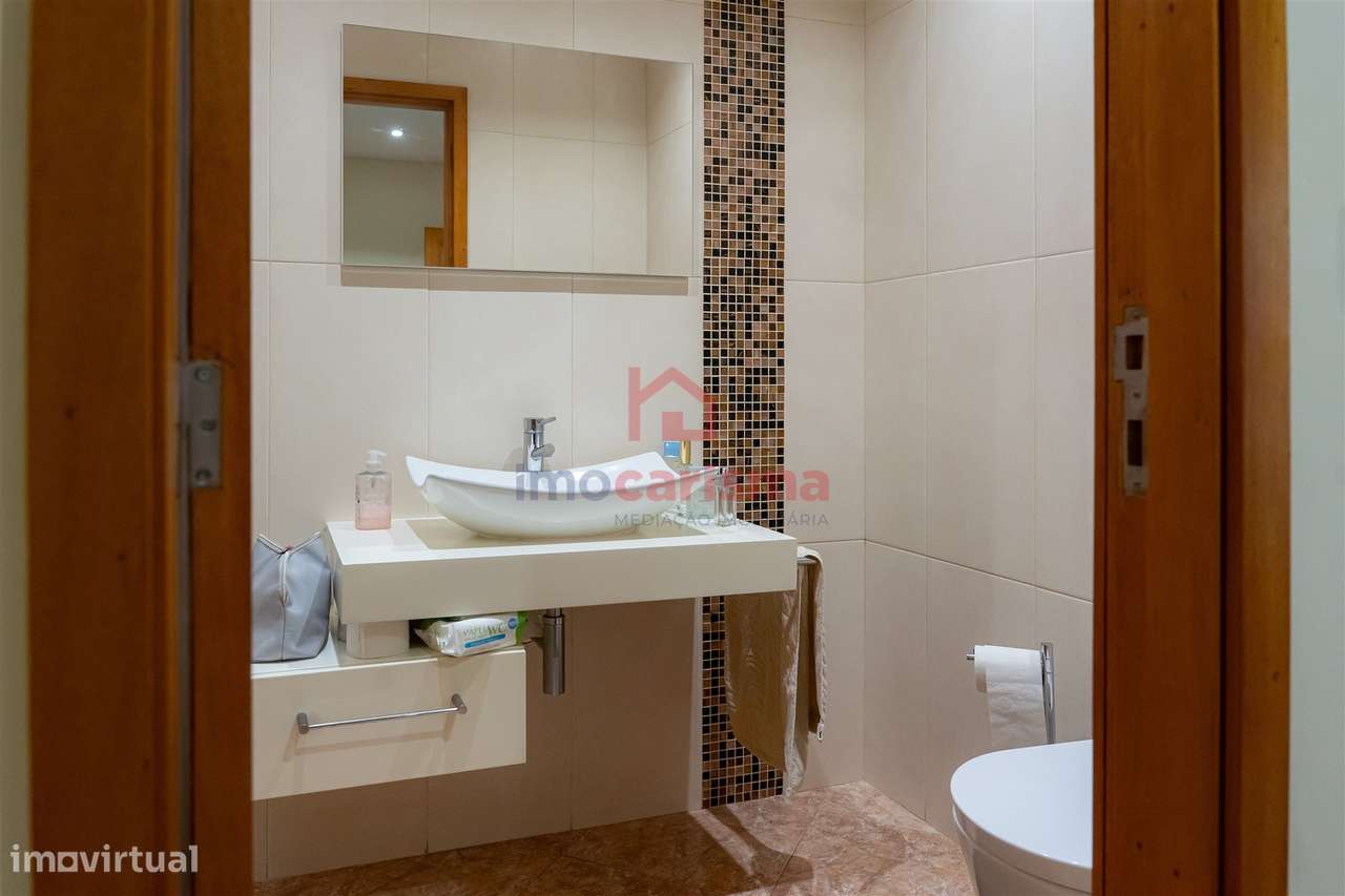 Apartamento T4 transformado em T3 no centro de Vila das Aves, Santo Ti-18