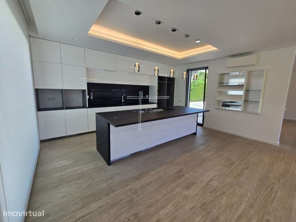 Moradia isolada T4, arquitetura contemporânea com garagem e piscina...-15
