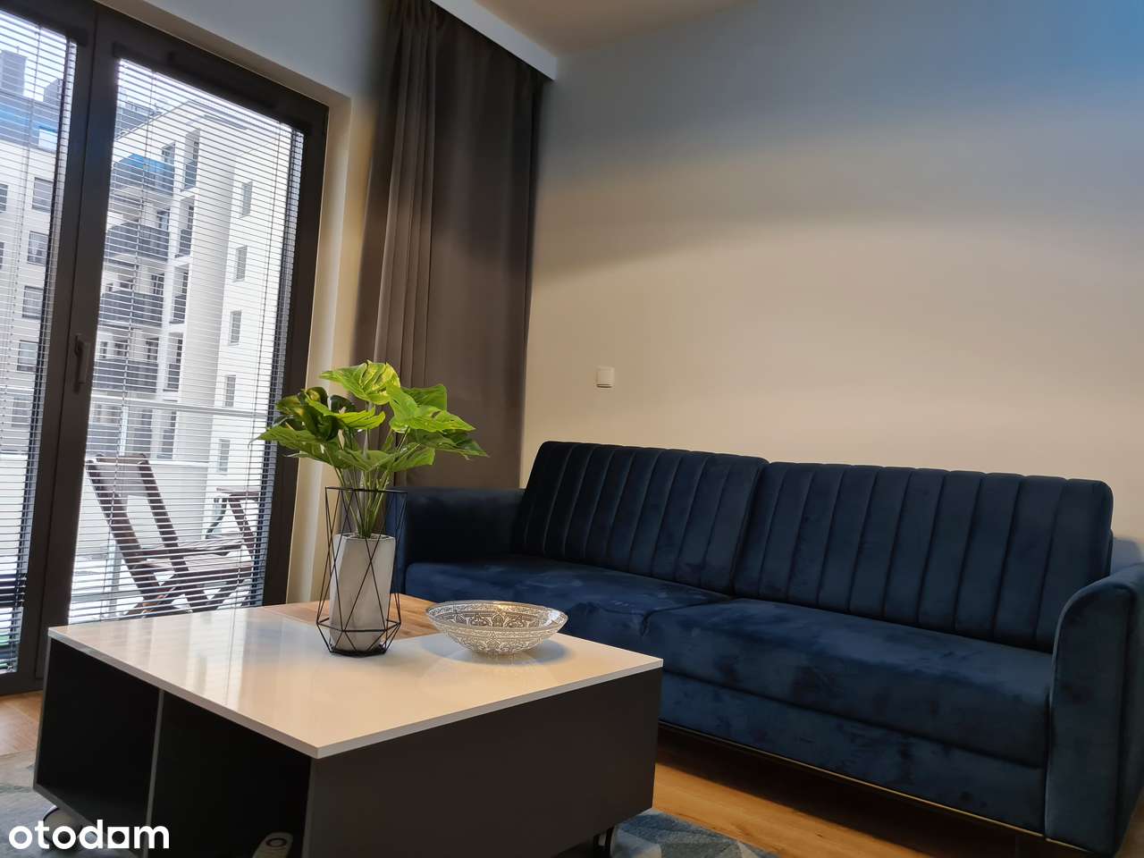 Dwupokojowy apartament z oddzielną kuchnią.