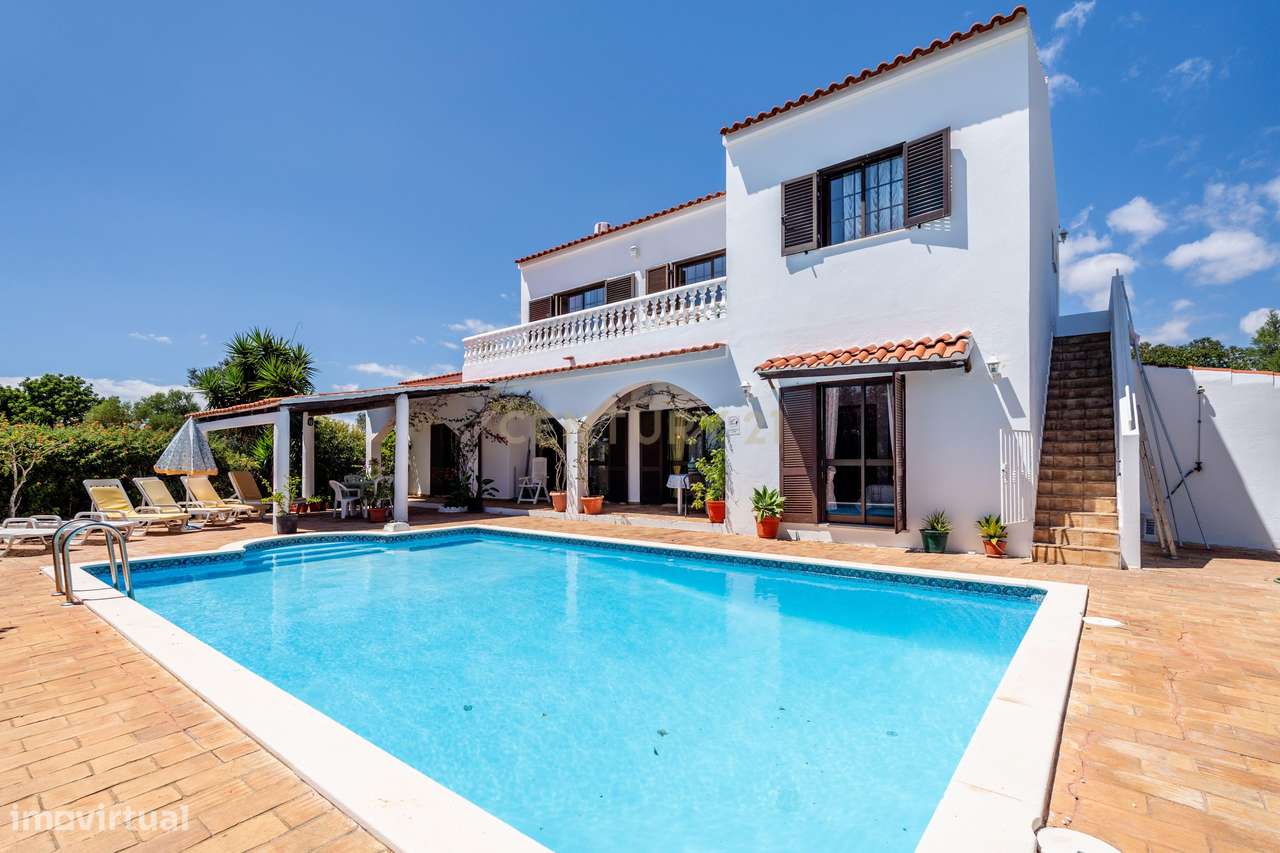 Moradia Bifamiliar T3 + T1 com Piscina  junto aos Campos de Golfe de A-1
