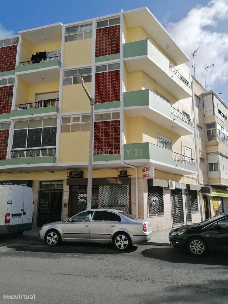 Loja com duas frentes no centro de Alverca - Grande imagem: 5/10