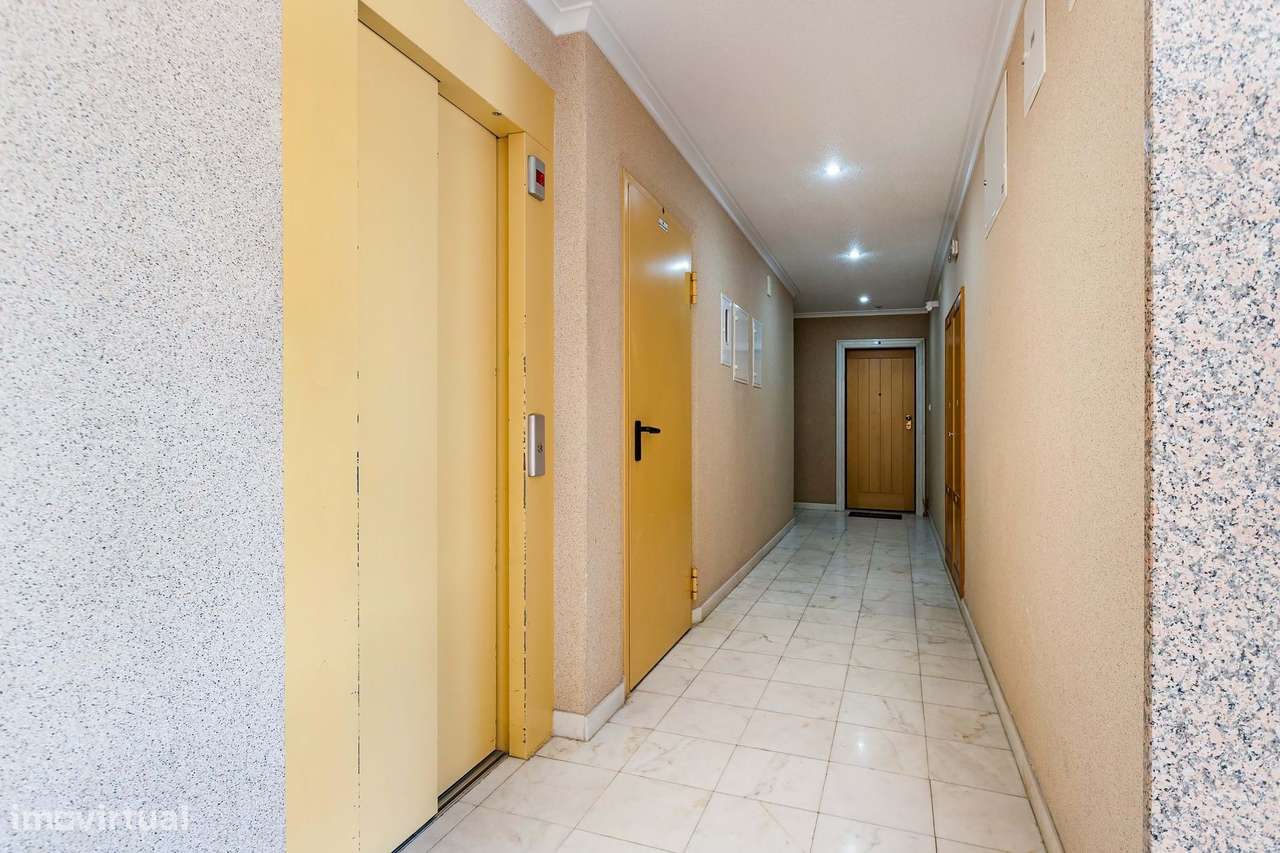 Moderno T2 em Loures / Prédio de 2007 / Arrecadação-15