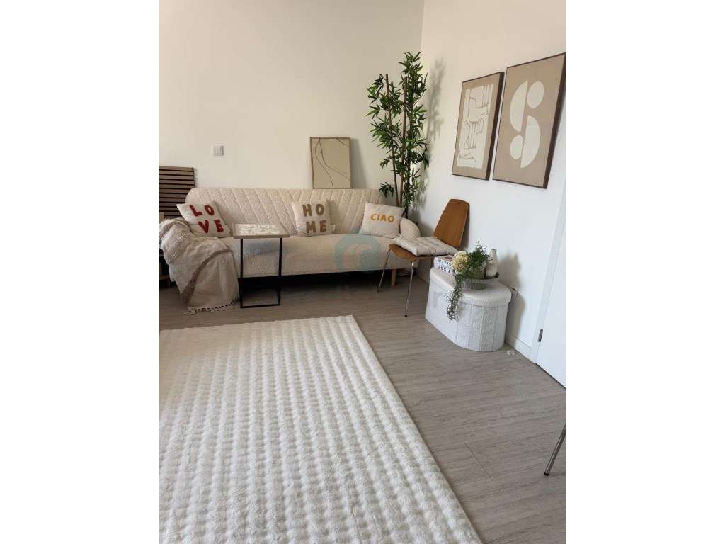 Conforto e Localização: T0 Pronto a Habitar Perto da Praia e Metro-5