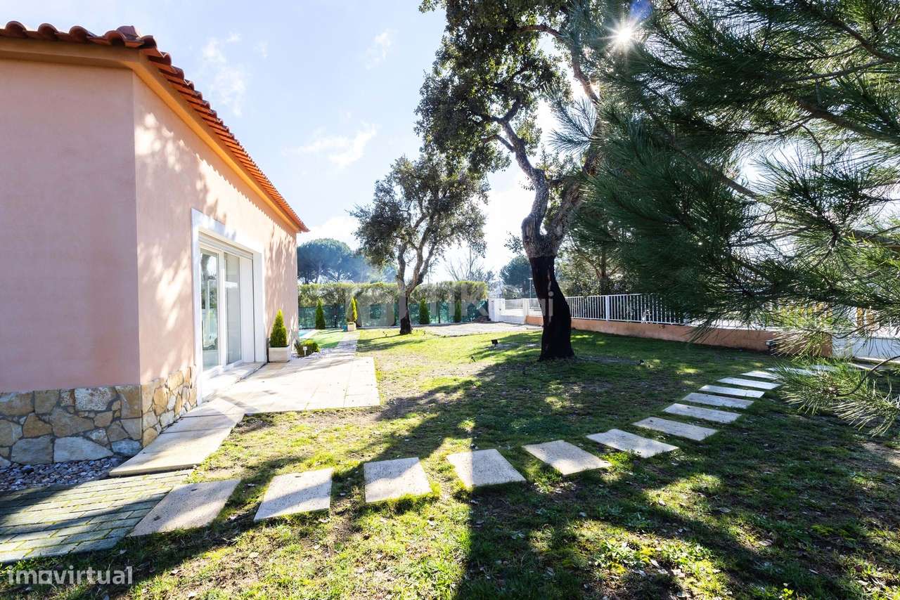 MORADIA T4 218M² EM TERRENO 1.044M² COM PISCINA EM CONDOMÍNIO GOLFE SA-57