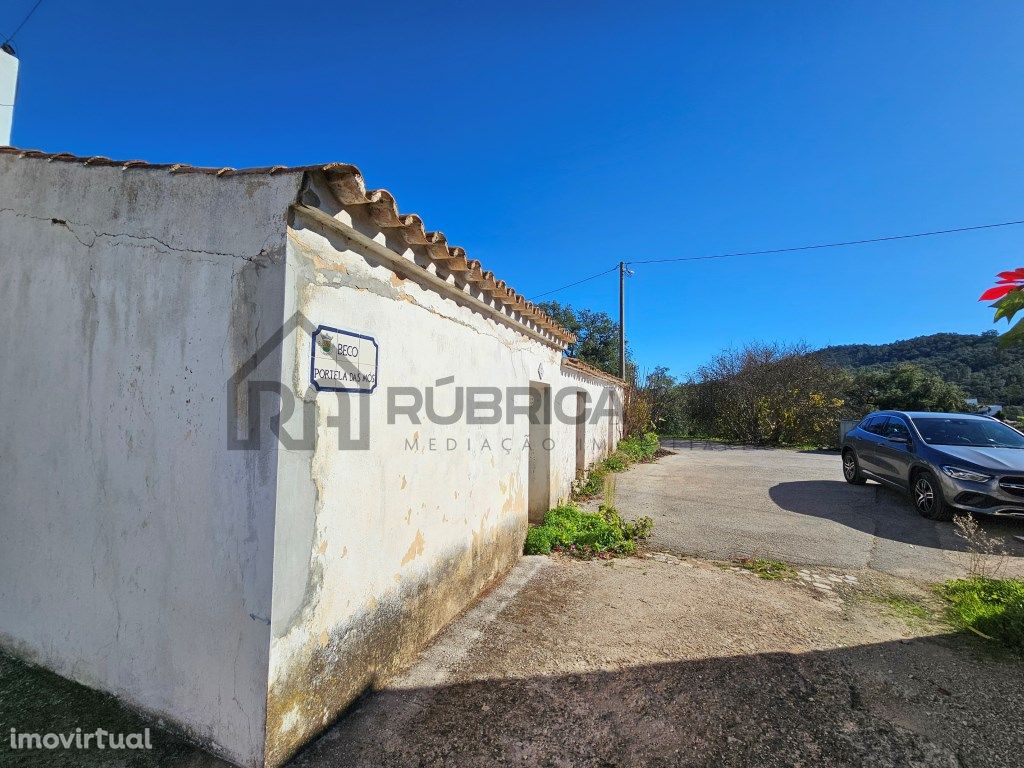 Casa por recuperar no interior do Concelho de Loulé