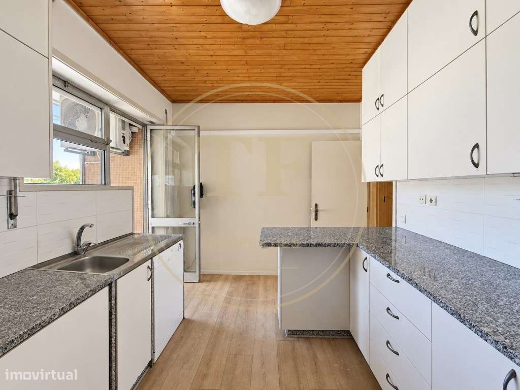 T3 Renovado com Garagem, a 600 m da Praia e junto Apeadeiro de Fran...-13