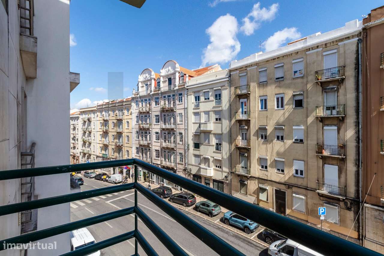 T2 na Rua Morais Soares | c/ Garagem e Elevador-20