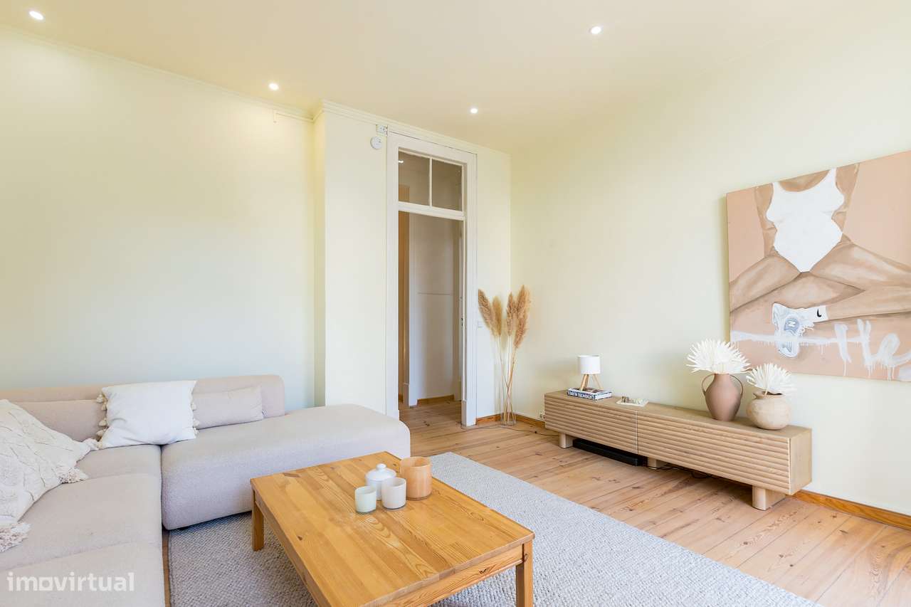 Apartamento T3 com vista desafogada entre Santa Catarina e Chiado-8